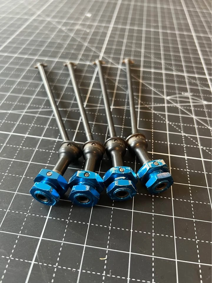 Losi LST2/AFT CVD Axles Full Set X4 With Anodized Blue Hex Hubs - photo 5