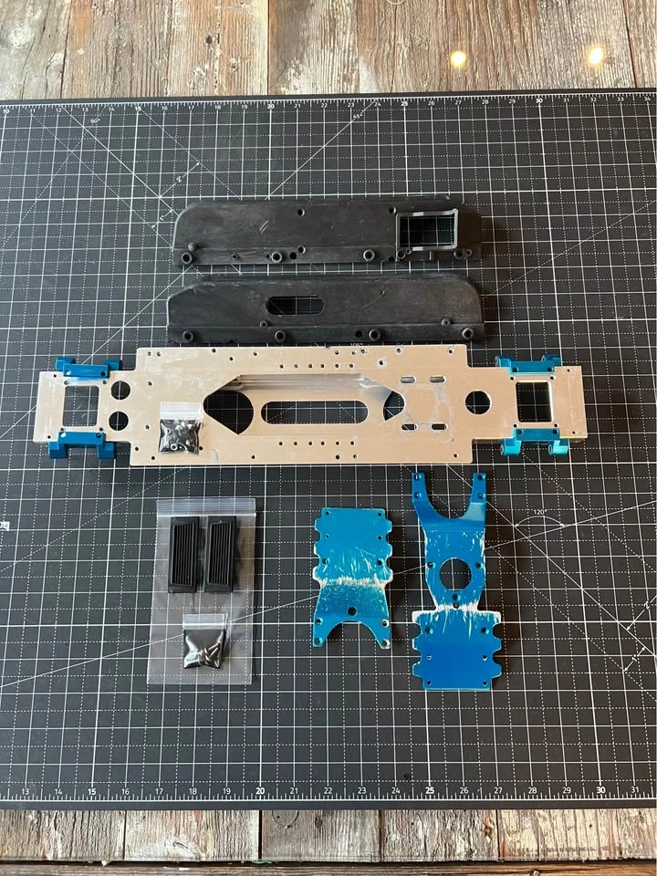 Team Associated MGT 4.6 Chassis & F/R Skid Plate Parts Lot - photo 2