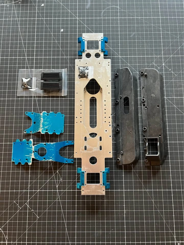 Team Associated MGT 4.6 Chassis & F/R Skid Plate Parts Lot - photo 3