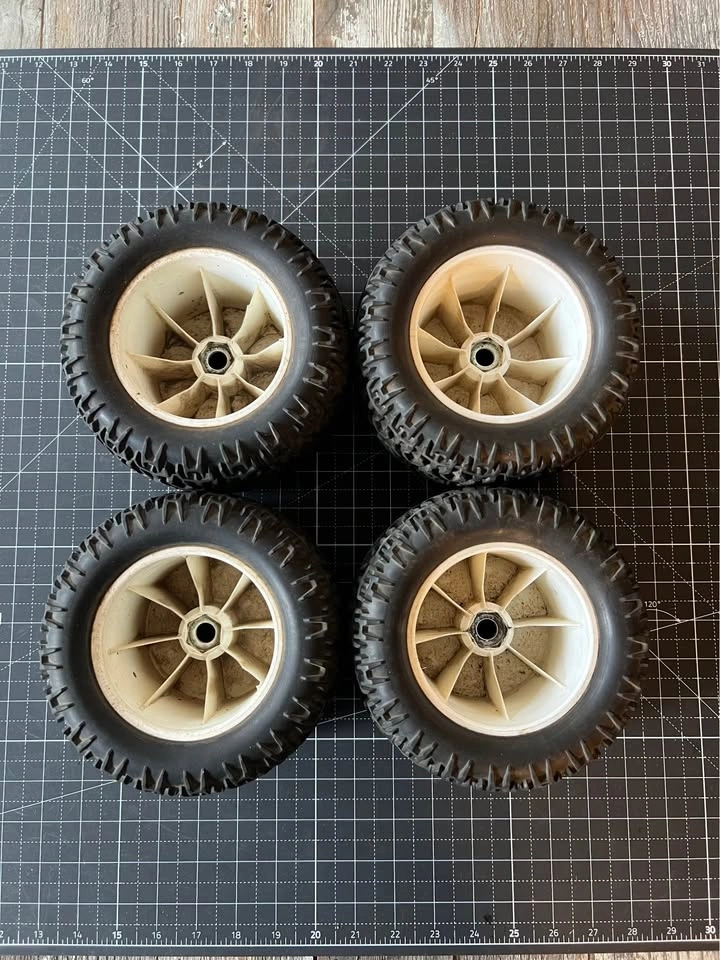 Vintage Team Losi LST/LST2 420 Series Wheels White AXT 20mm Hub - photo 3