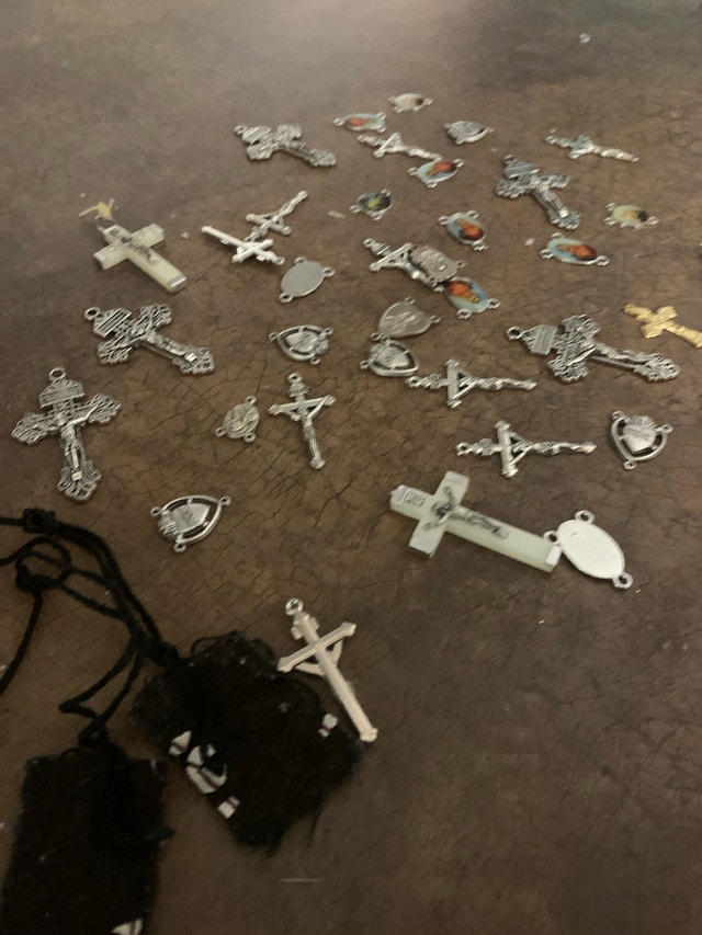 Religious Pendants and Scapular Lot - photo 2