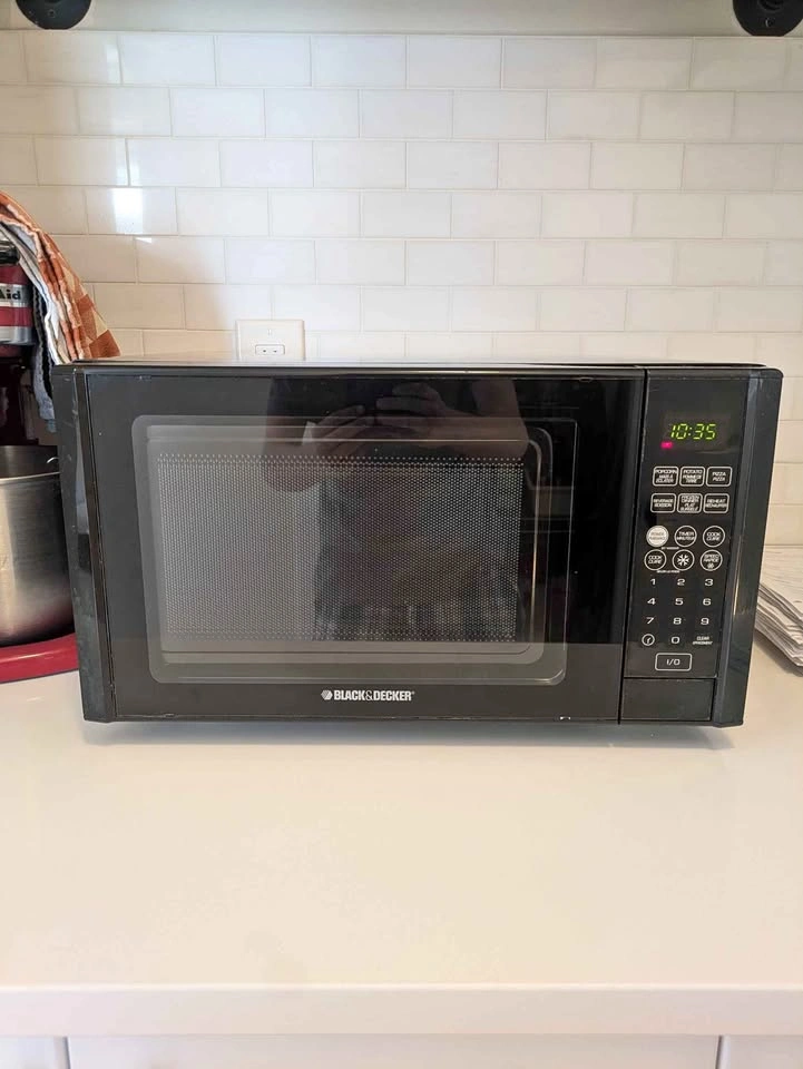 Black & Decker 0.7 CU/FT 700W Microwave