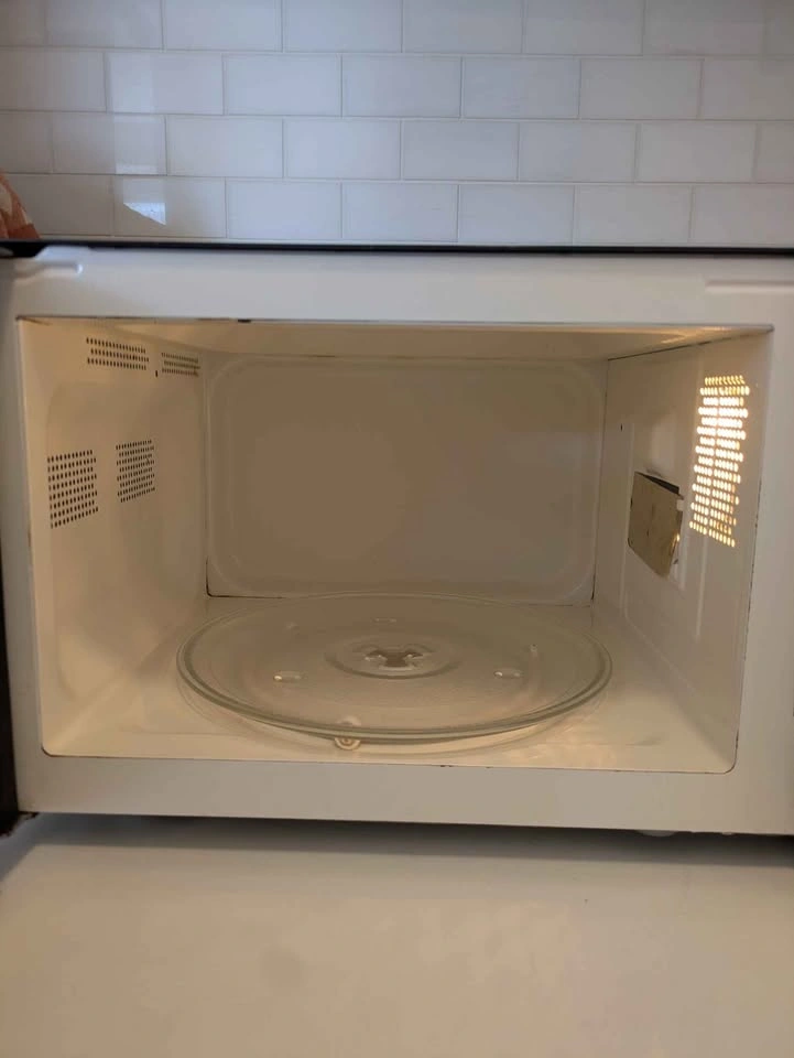 Black & Decker 0.7 CU/FT 700W Microwave - photo 2