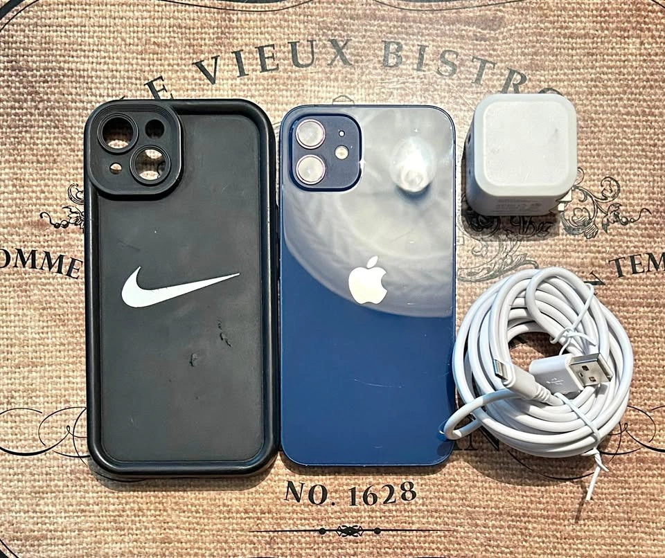 (100%) iPhone 12 64GB-Great Con+Accessories.