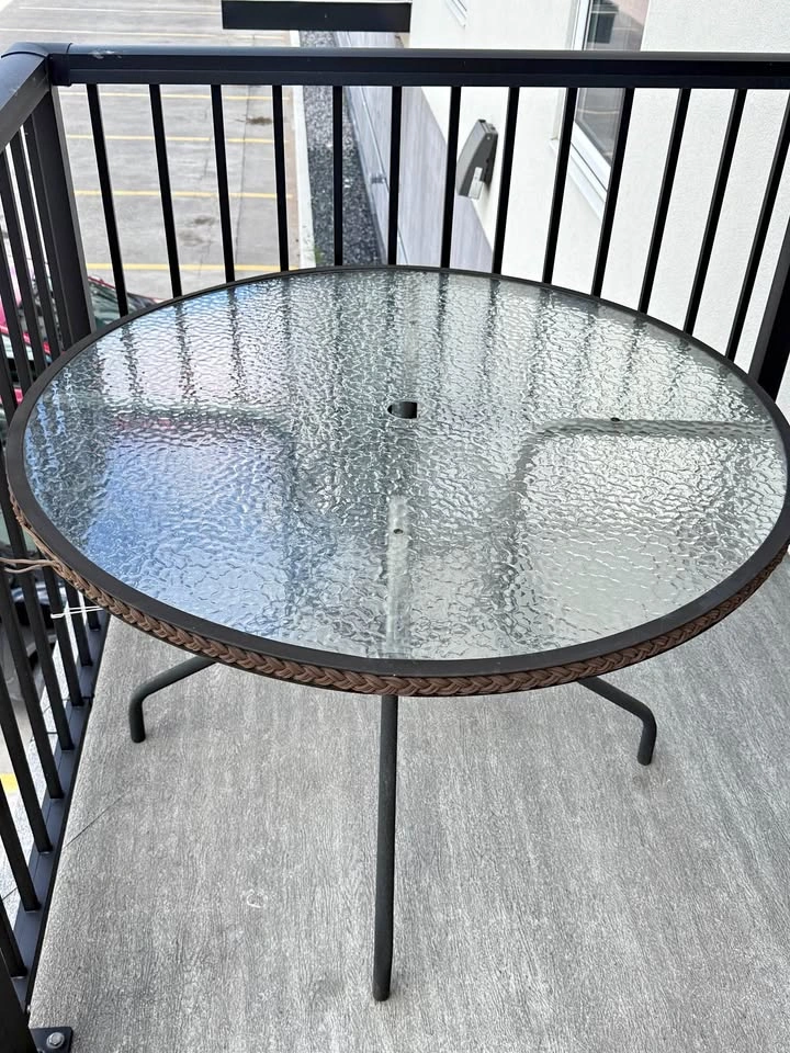Round Glass Top Patio Table with Wicker Trim 42”