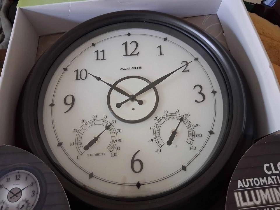 Acu-Rite 18" Indoor / Outdoor Clock - photo 2