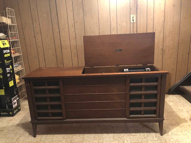 Vintage record player in side table - photo 2