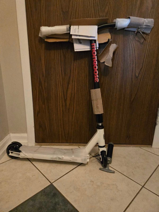 Brand new Mongoose Rise 100 free kick Scooter