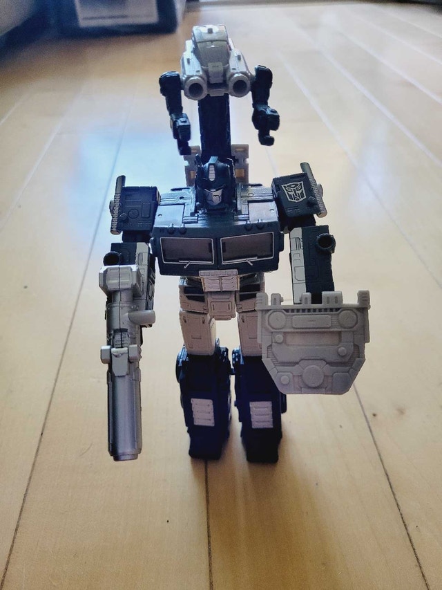Transformers: Alternate Universe Dark Optimus Prime - photo 3