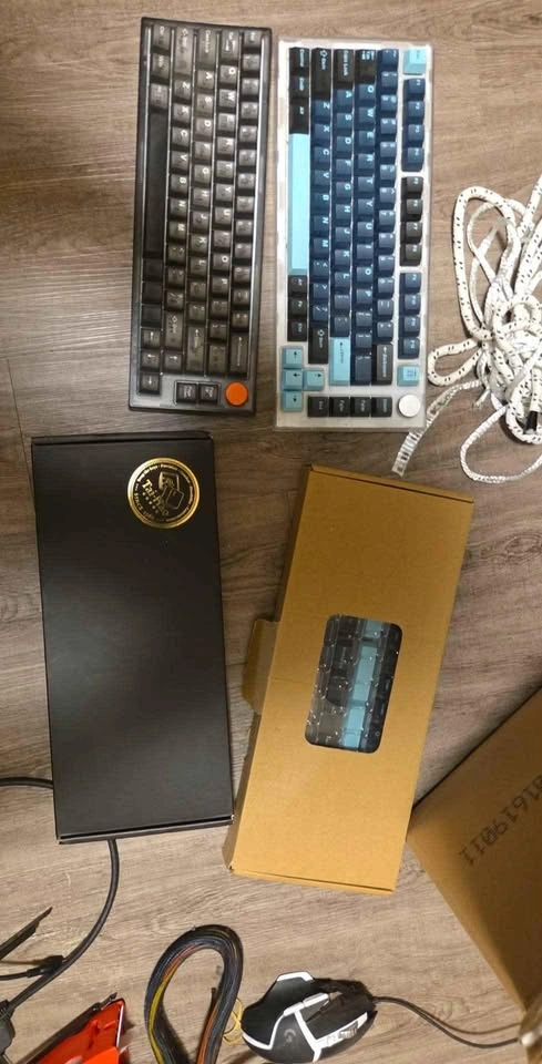 Box of keyboard parts - photo 3