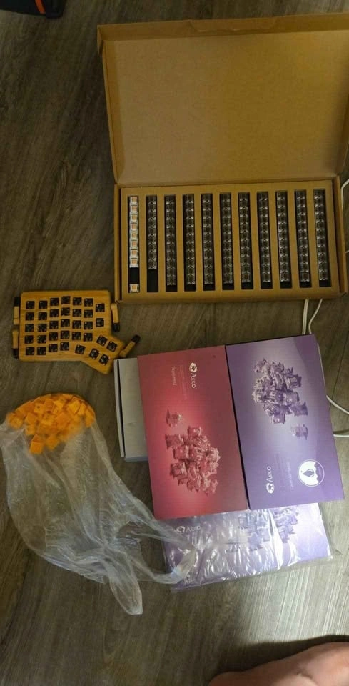 Box of keyboard parts - photo 4