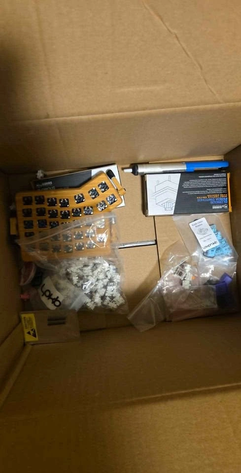 Box of keyboard parts - photo 5