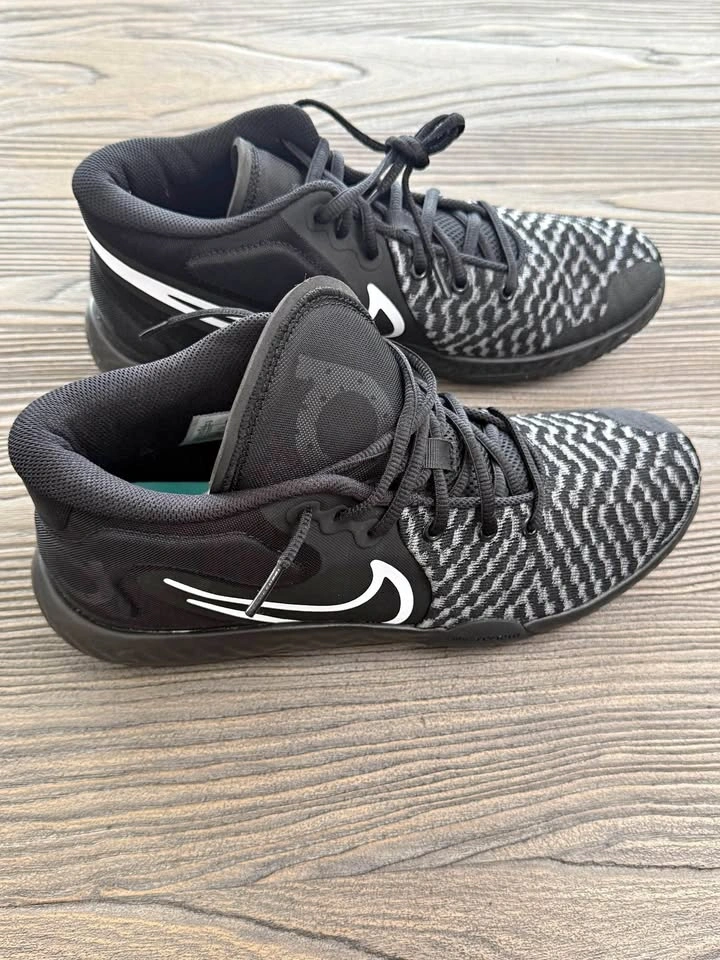 Size 11 Nike KD Trey 5 VIII Sneakers - Black