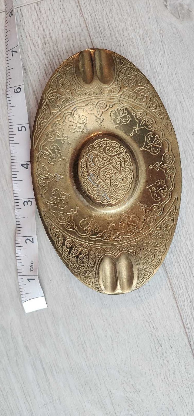 Ornate brass oval ashtray with Arabic calligraphy and floral mot - photo 2