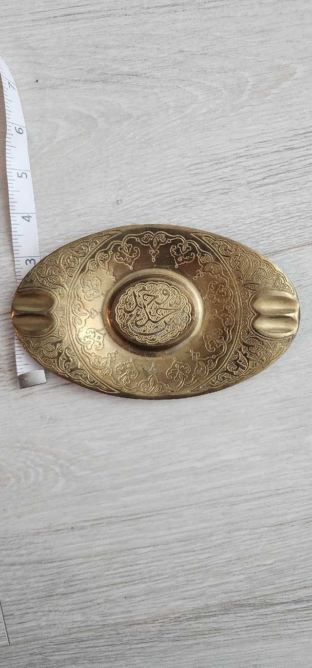 Ornate brass oval ashtray with Arabic calligraphy and floral mot - photo 3