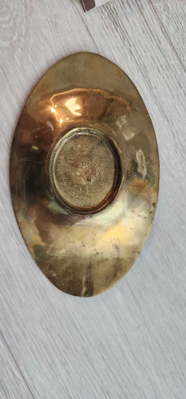Ornate brass oval ashtray with Arabic calligraphy and floral mot - photo 4