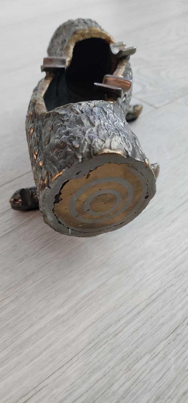 Vintage brass log-shaped ashtray with textured bark finish - photo 2