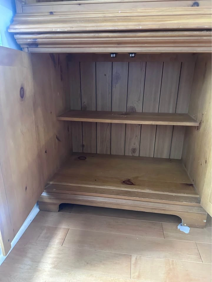 Wooden shelf with glass door - photo 2