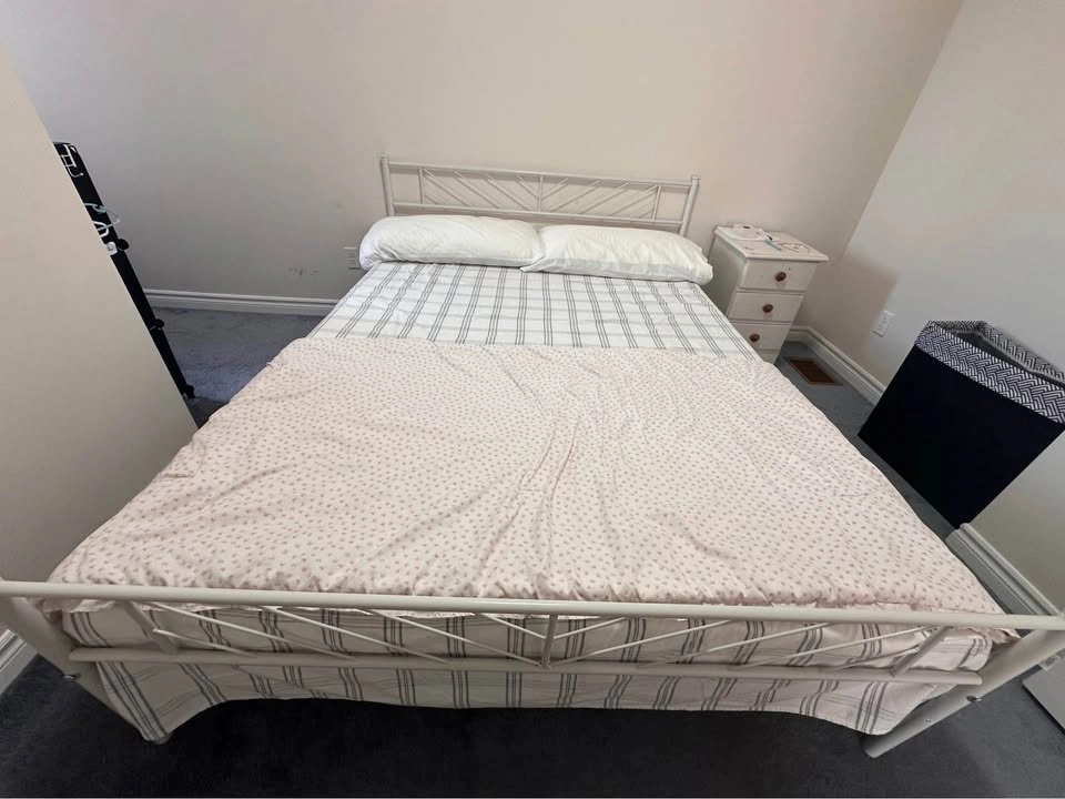 Queen bed with mattress - photo 2
