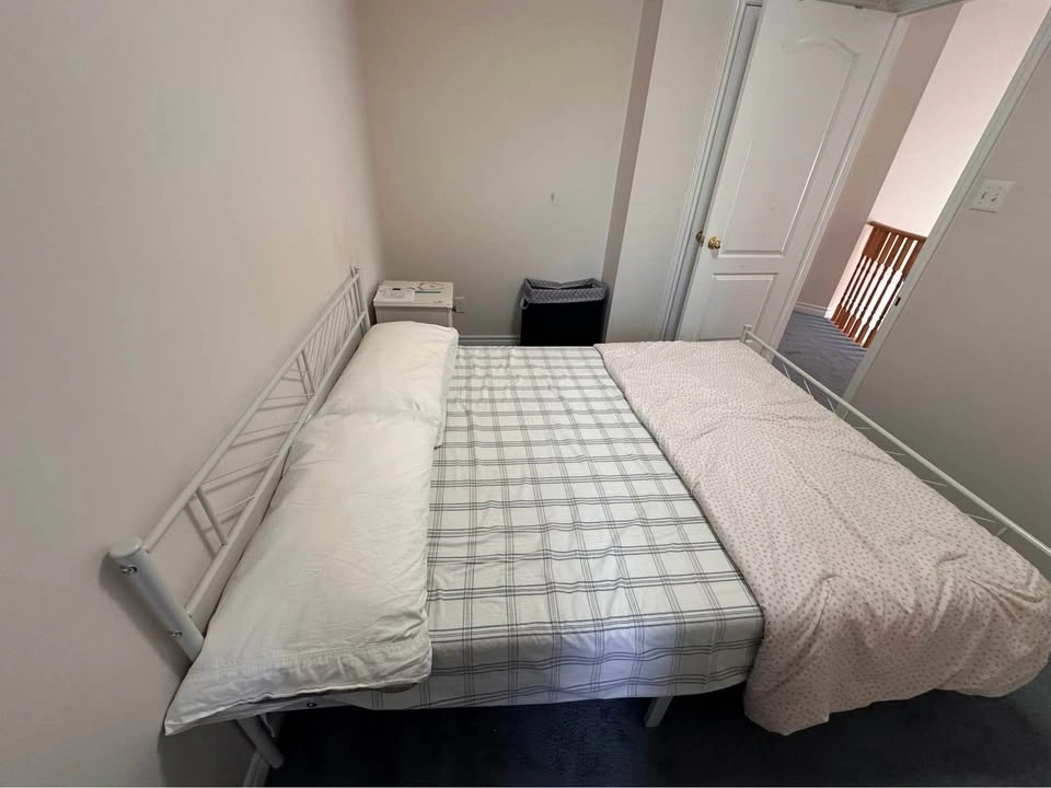 Queen bed with mattress - photo 3