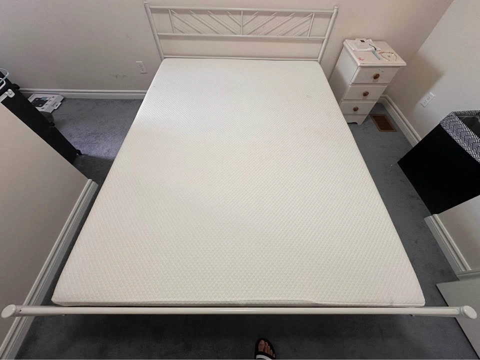 Queen bed with mattress - photo 4