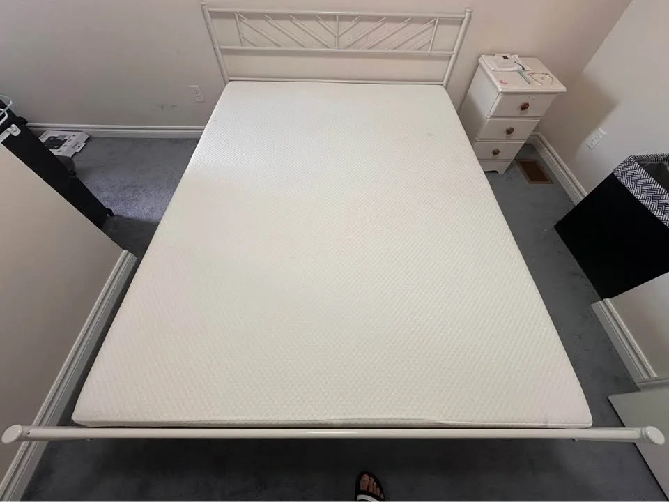 Queen bed with mattress - photo 4