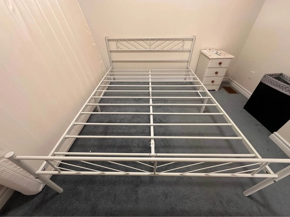 Queen bed with mattress - photo 5