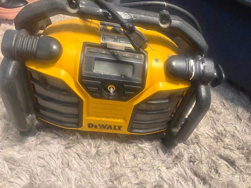 DeWalt DCR015 Jobsite Radio & 12V/20V Battery Charger