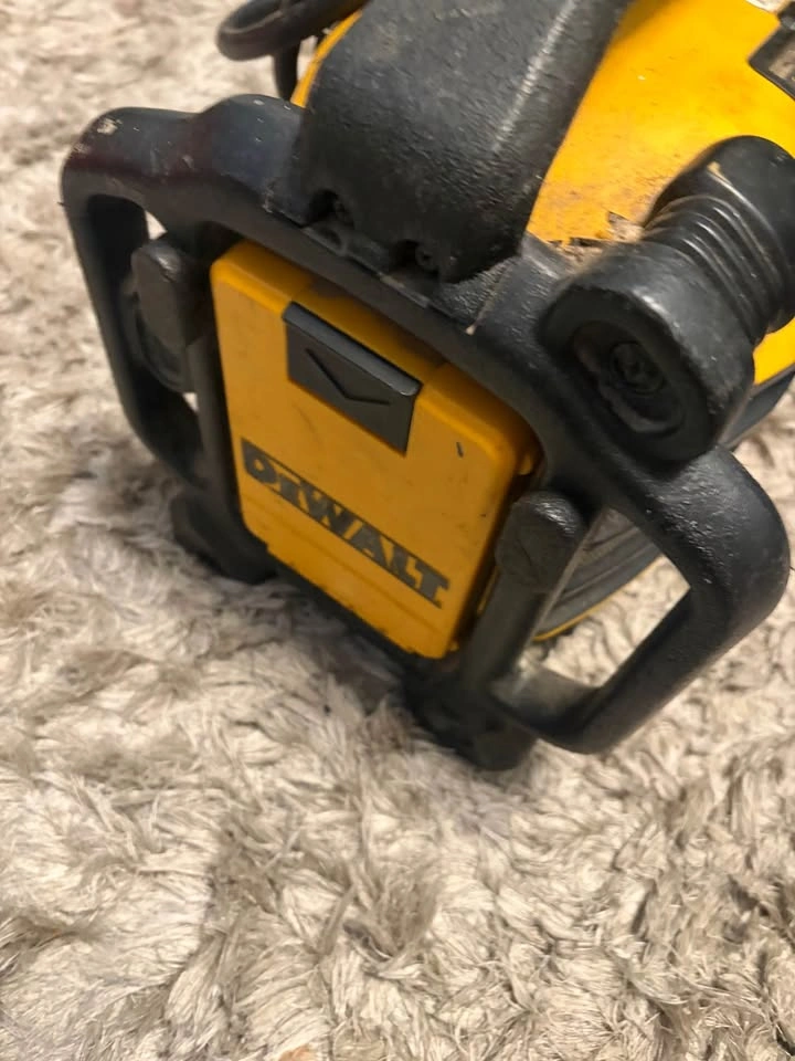 DeWalt DCR015 Jobsite Radio & 12V/20V Battery Charger - photo 2