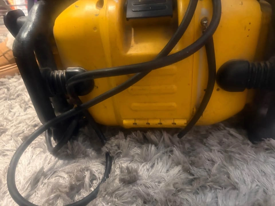 DeWalt DCR015 Jobsite Radio & 12V/20V Battery Charger - photo 3