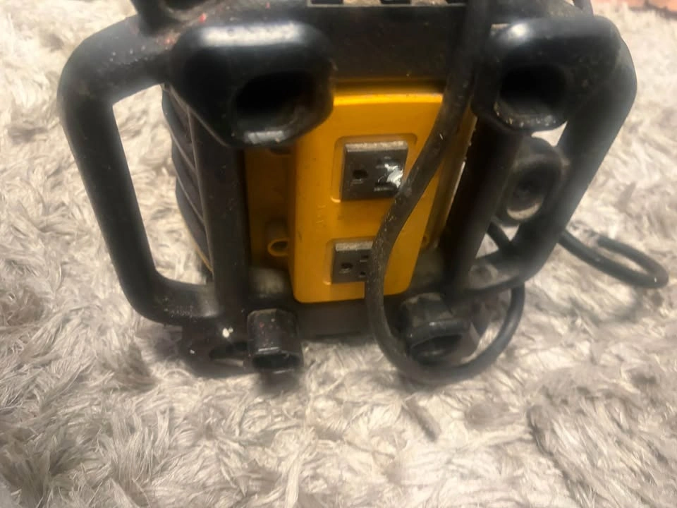 DeWalt DCR015 Jobsite Radio & 12V/20V Battery Charger - photo 4