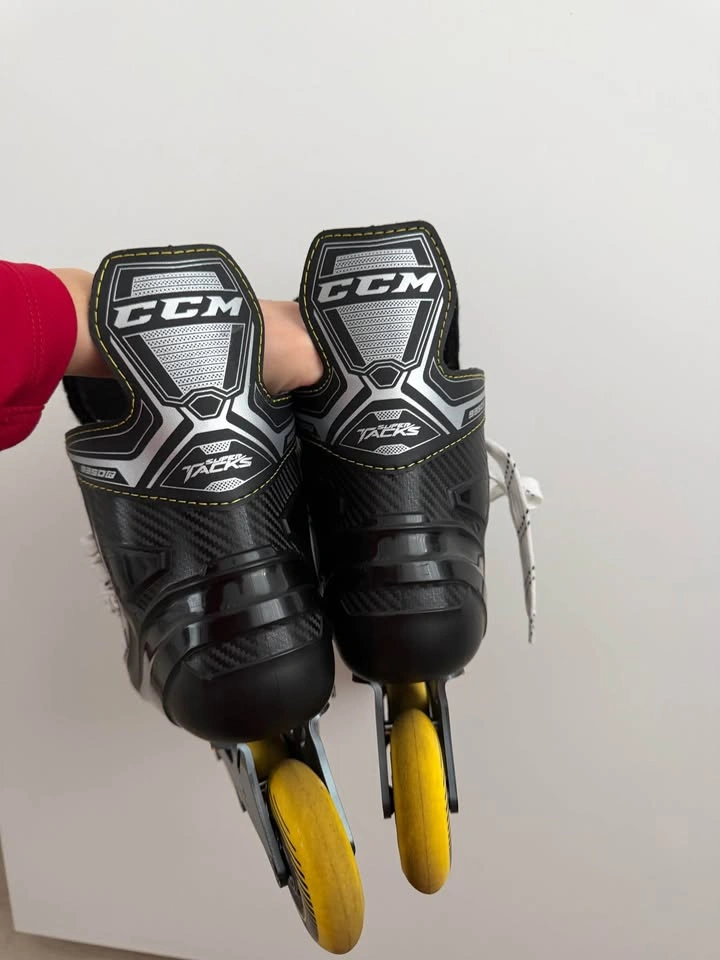 High-end CCM Roller Hockey Skates — Size 7 - photo 4