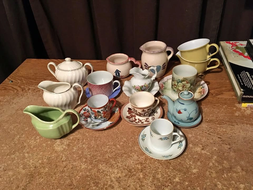 LOT OF 21 SAUCER & TEA CUP CREAMER & SUGAR BOWLS SALEM SWIRL LEF