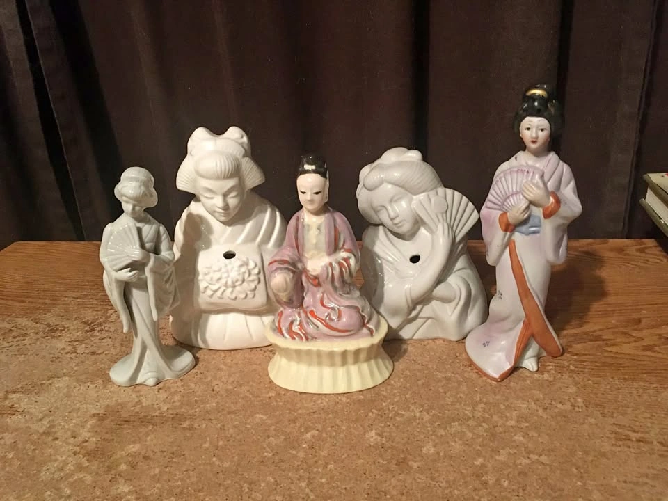 LOT OF 5 VINTAGE JAPANESE GEISHA GIRL FIGURINES