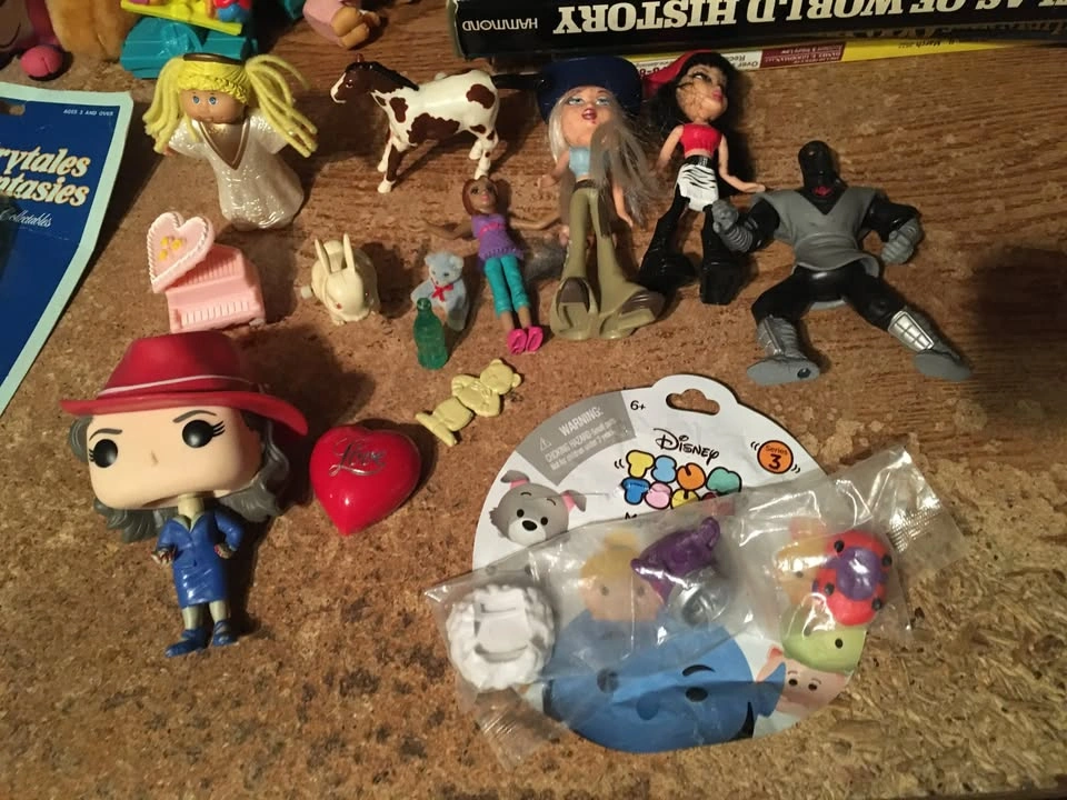 Huge Lot of Vintage Figures, Plush Toys, and Collectibles - photo 3