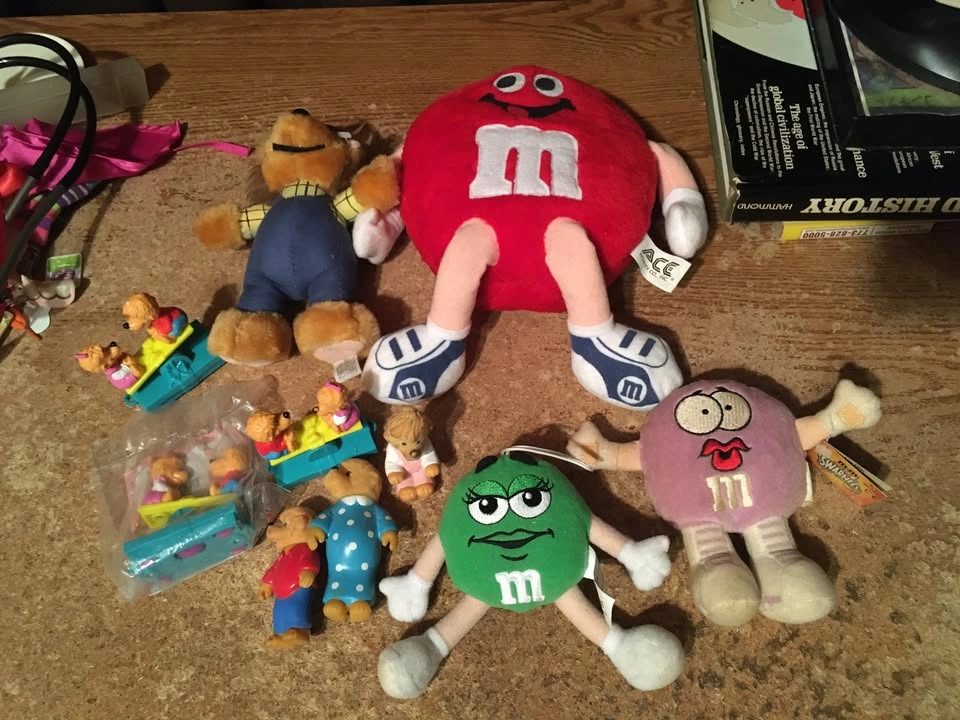 Huge Lot of Vintage Figures, Plush Toys, and Collectibles - photo 4