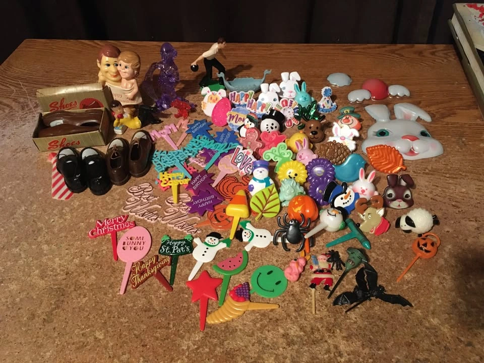 BIG LOT OF 90 VINTAGE CAKE TOPPERS CHRISTMAS HALLOWEEN EASTER