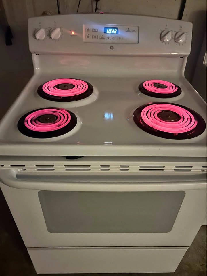 LIKE NEW GE Electric Coil Stove, Very Clean & Works Perfectly