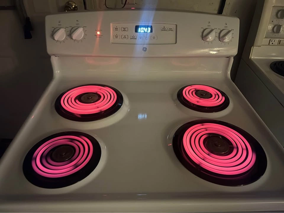 LIKE NEW GE Electric Coil Stove, Very Clean & Works Perfectly - photo 2