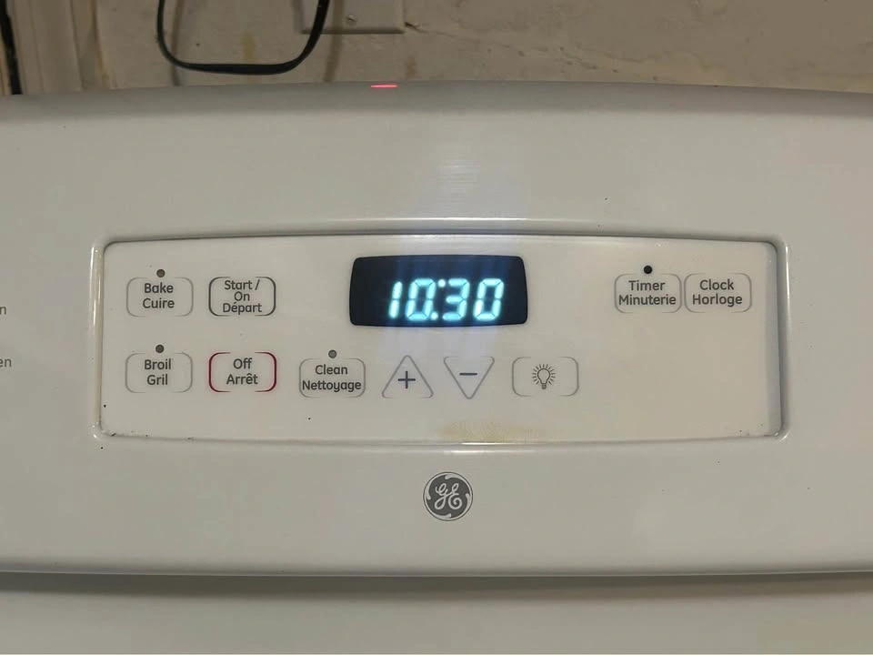LIKE NEW GE Electric Coil Stove, Very Clean & Works Perfectly - photo 3