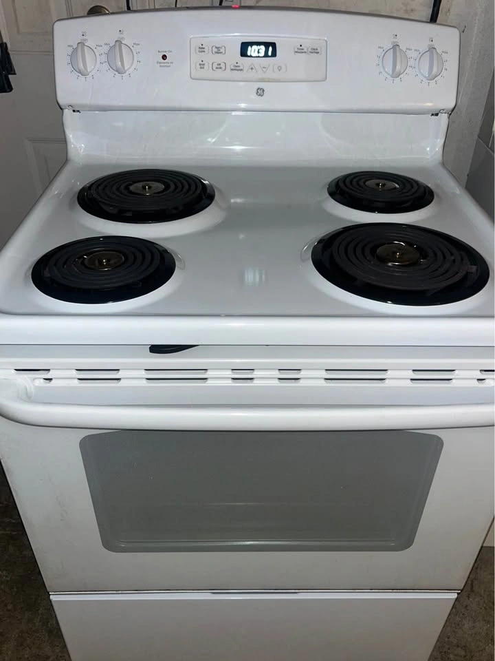 LIKE NEW GE Electric Coil Stove, Very Clean & Works Perfectly - photo 4