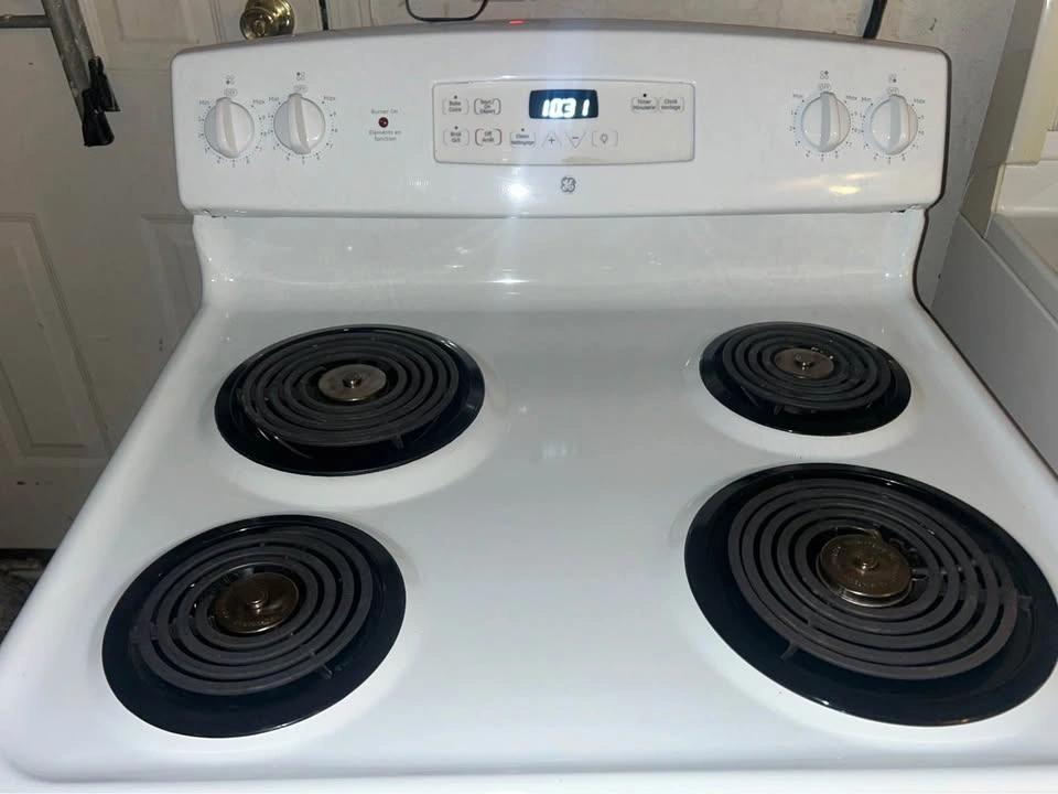 LIKE NEW GE Electric Coil Stove, Very Clean & Works Perfectly - photo 5