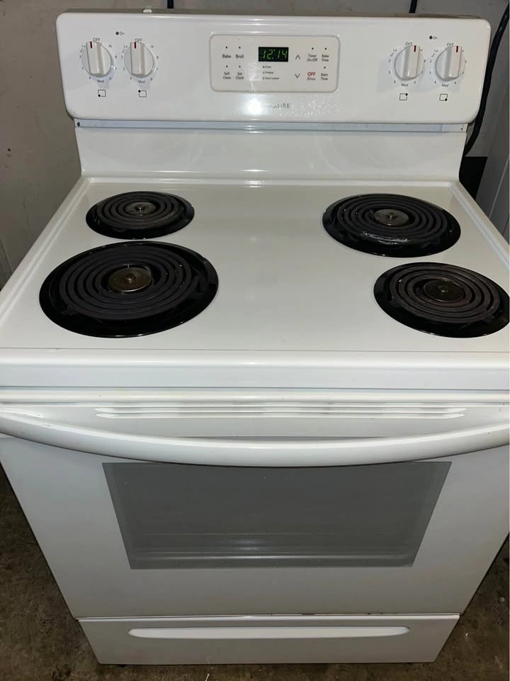 Frigidaire Electric Coil Stove - Like New, Works Perfectly - photo 4