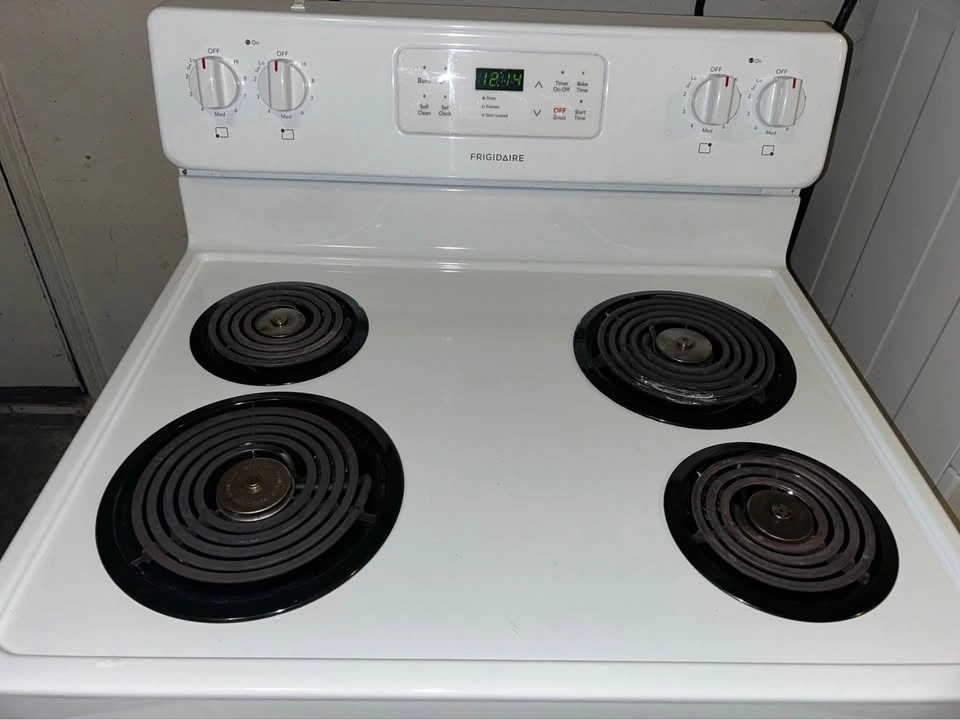 Frigidaire Electric Coil Stove - Like New, Works Perfectly - photo 5