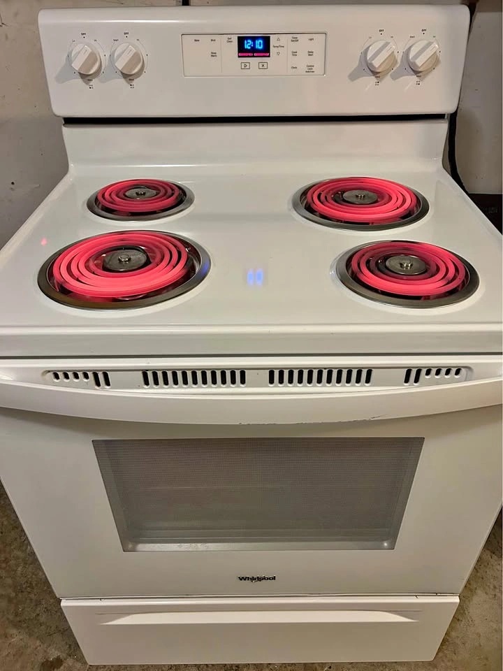 LIKE NEW Whirlpool Electric Coil Stove - Works Perfectly