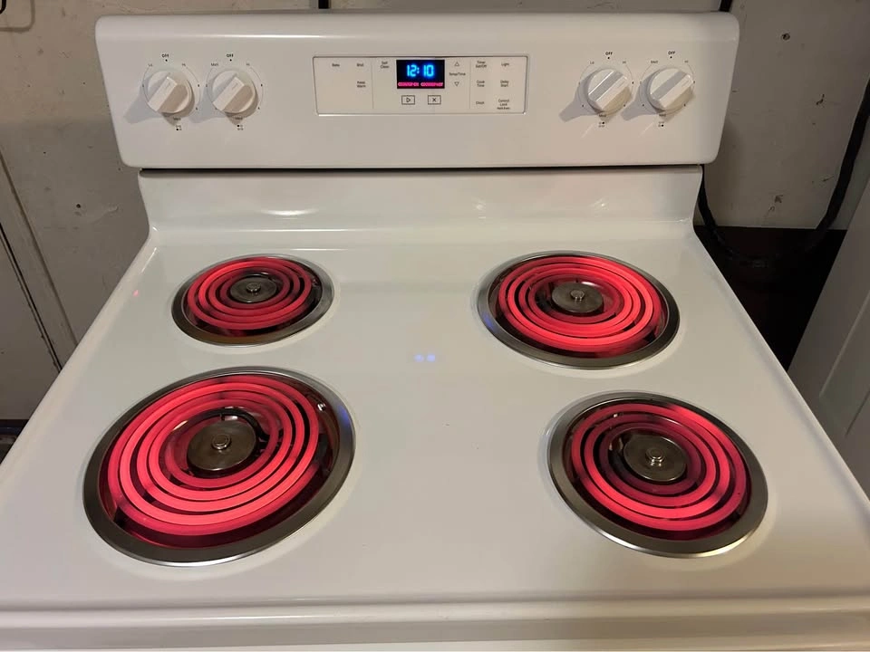 LIKE NEW Whirlpool Electric Coil Stove - Works Perfectly - photo 2