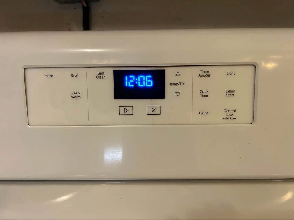 LIKE NEW Whirlpool Electric Coil Stove - Works Perfectly - photo 3