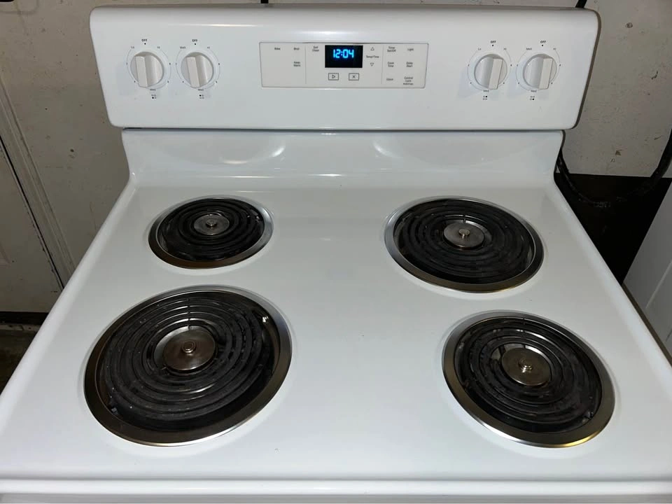 LIKE NEW Whirlpool Electric Coil Stove - Works Perfectly - photo 5