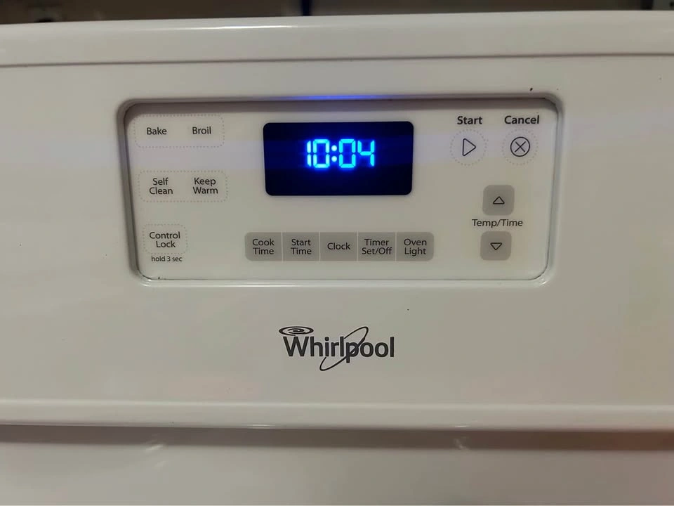 LIKE NEW Whirlpool Electric Coil Stove, Very Clean - photo 3