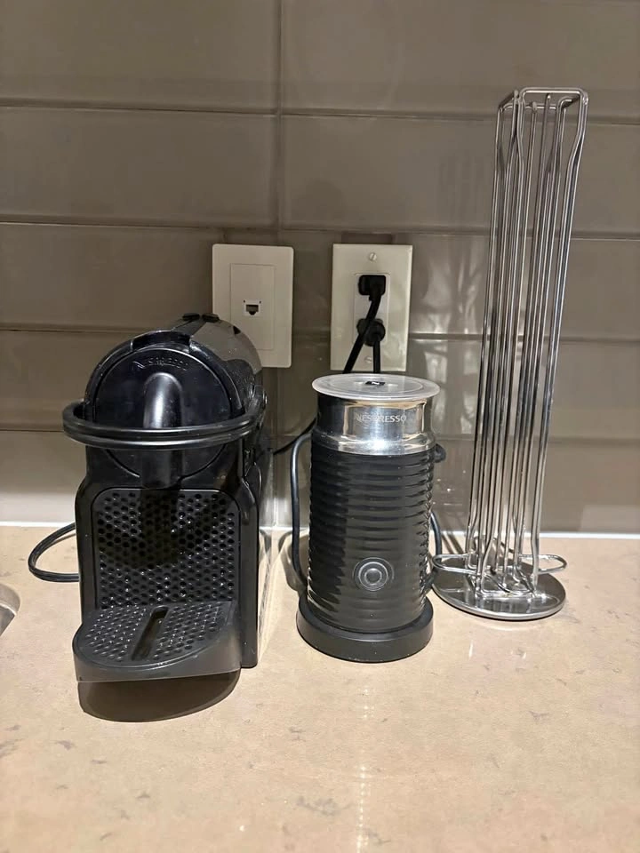Nespresso Inissia with Aeroccino Frother & Capsule Holder